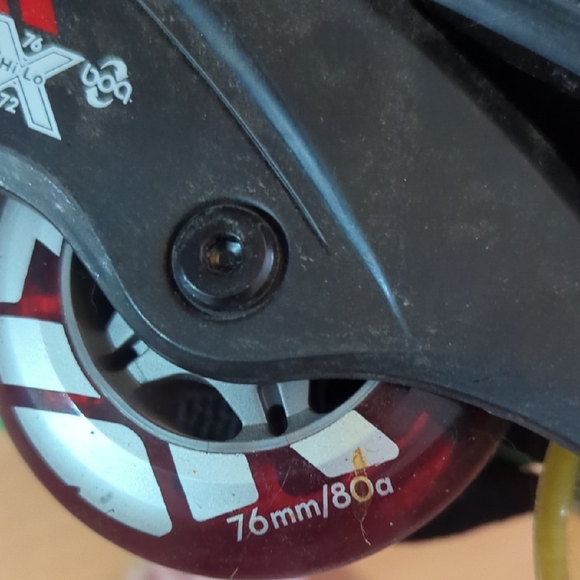 Roller Blades  Sleek Black and Red Shoes for Style and Comfort - Picture 5 of 5